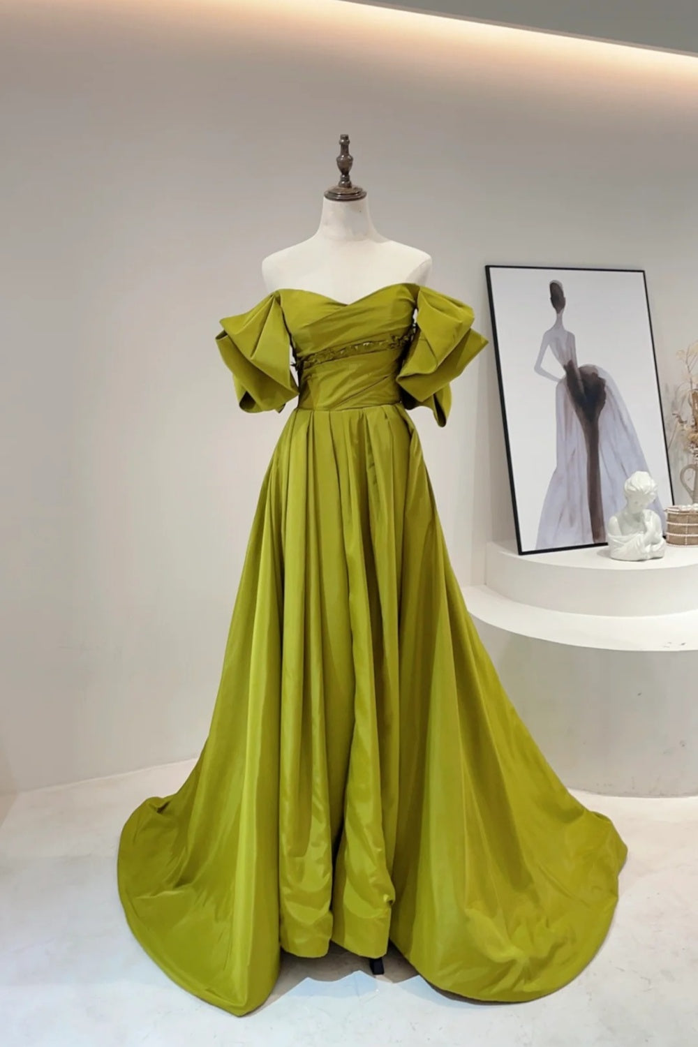 Retro-Ballkleid im Hepburn-Stil aus olivgrünem Satin mit schulterfreiem Design, Puffärmeln und Schleppe – Elegantes Kleid für Dinner und Hochzeitsgäste NV6360