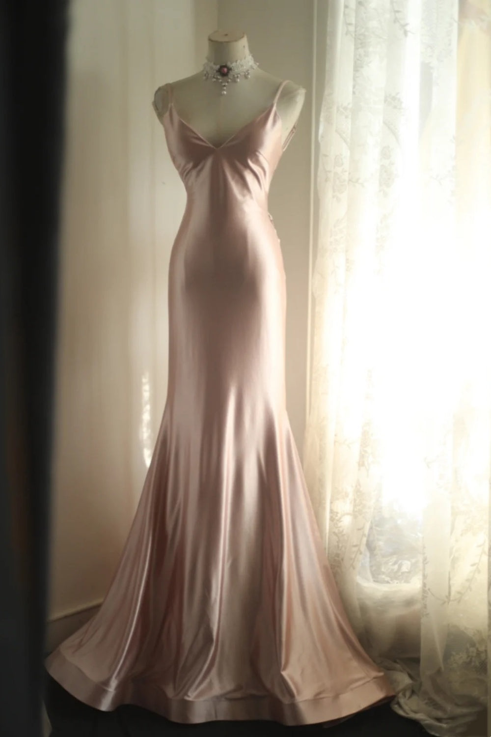 Dusty Rose Moonlight – Satin-Abendkleid im Meerjungfrauenstil mit tiefem V-Ausschnitt, rückenfreier Schnürung und eleganter Schleppe (NV6855)