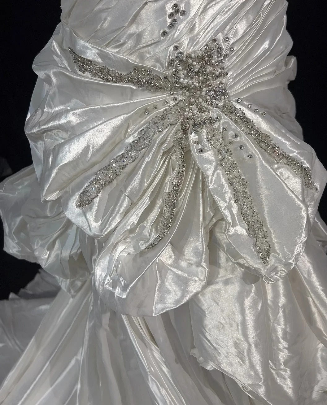 Wunderschönes, langes, aufwendig mit Perlen verziertes Abendkleid/Ballkleid NV6577
