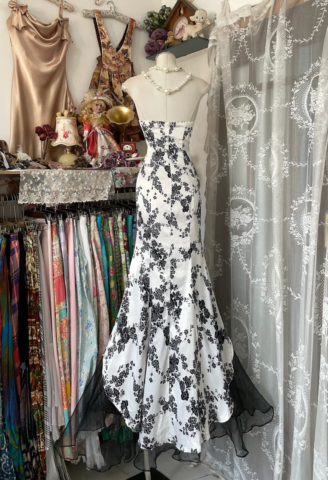 Robe de bal longue en mousseline de soie à imprimé floral noir et blanc rétro nv5427