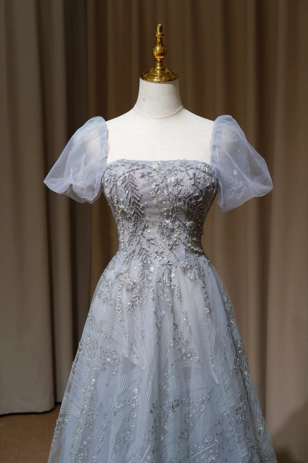NiceVestidos – Langes, funkelndes blaues Abendkleid mit zarter Perlenstickerei NV5996