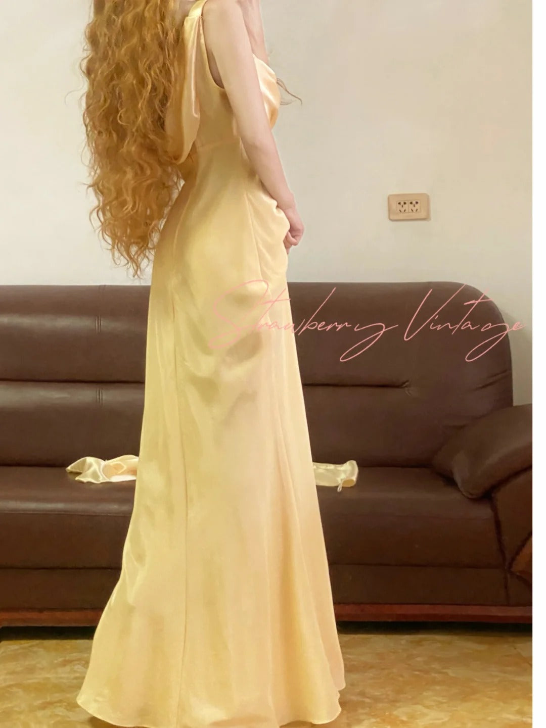 Robe de soirée d'anniversaire simple et longue en satin vintage jaune nv4998