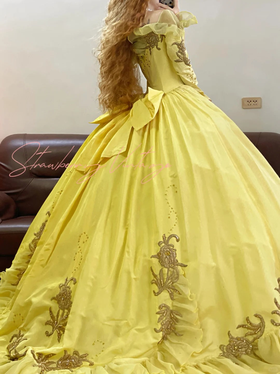 Langes Ballkleid aus Tüll im Vintage-Stil mit gelber Blumenapplikation, NV4999