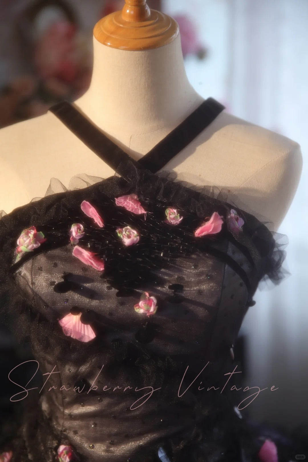 Schwarzes, rosa, mit Perlen besetztes, florales, langes Vintage-Ballkleid aus Tüll, NV5038