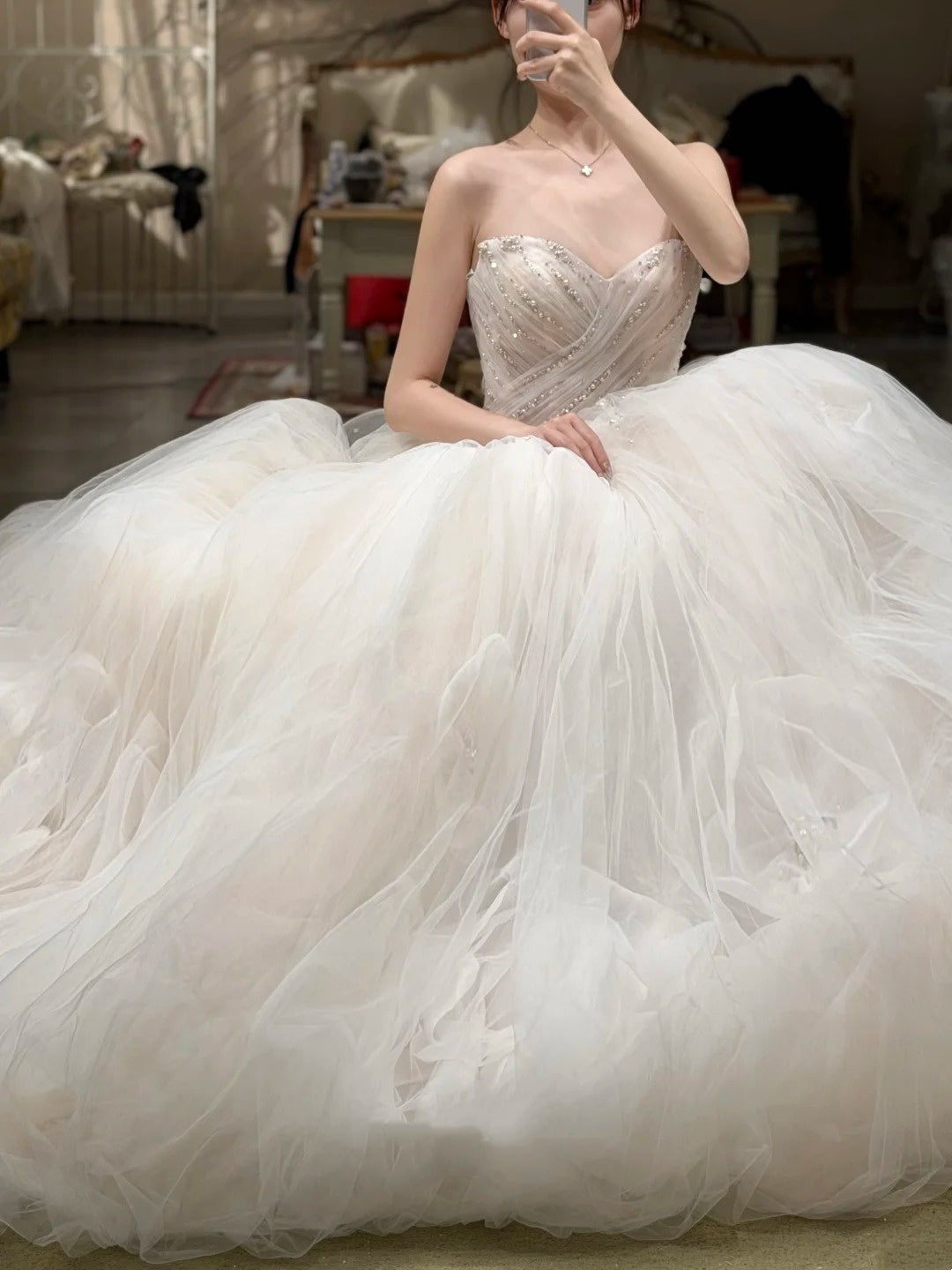 Robe de mariée bustier sans manches style princesse de rêve | Robe longue maxi en tulle blanc avec traîne et fleurs 3D pour mariage, fiançailles et dîner de gala NV6275
