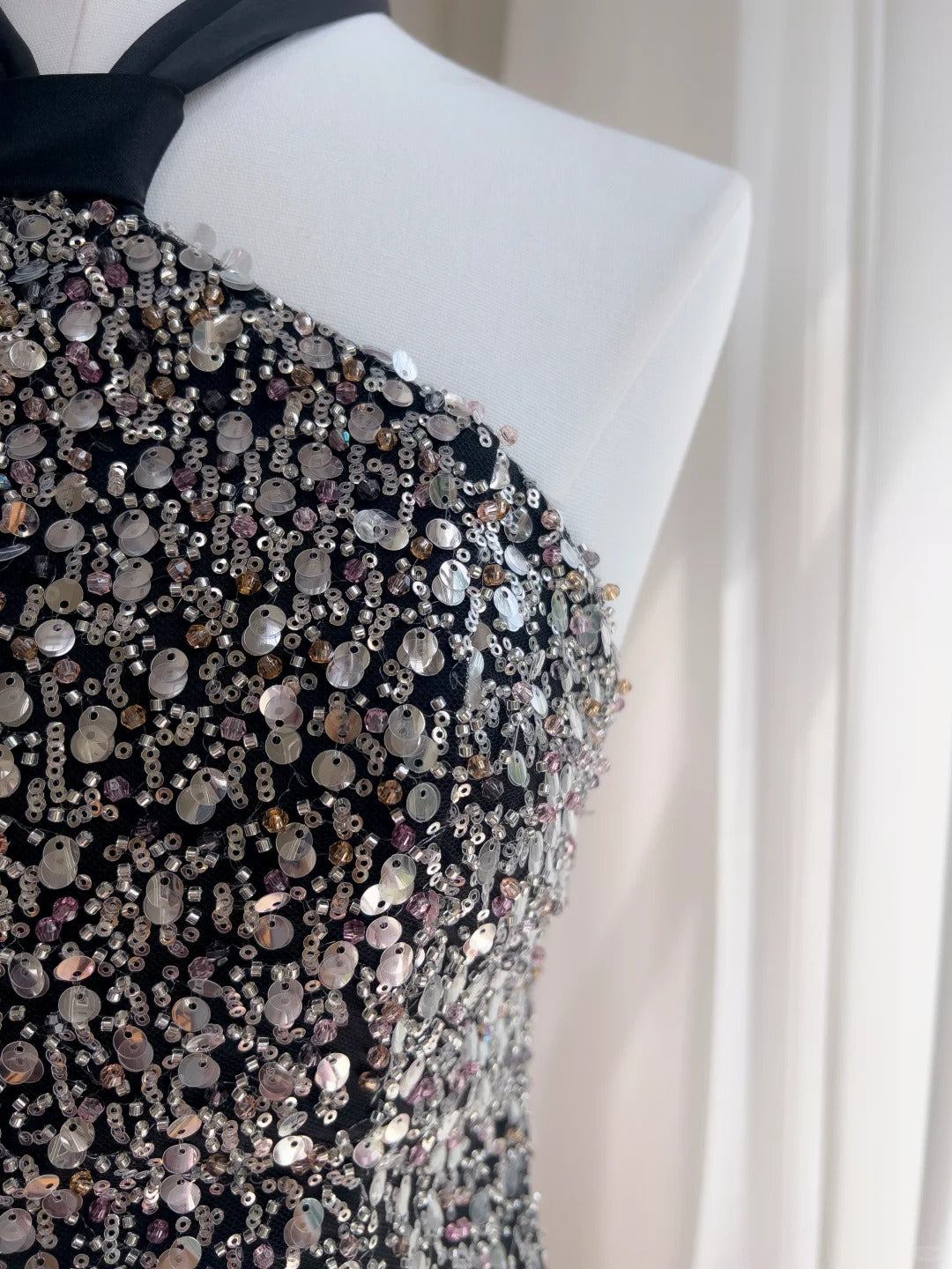 NiceVestidos - Wunderschönes, schwarzes, exquisites, kurzes, formelles Heimkehrkleid mit Perlenbesatz, Hoco-Kleid NV5486