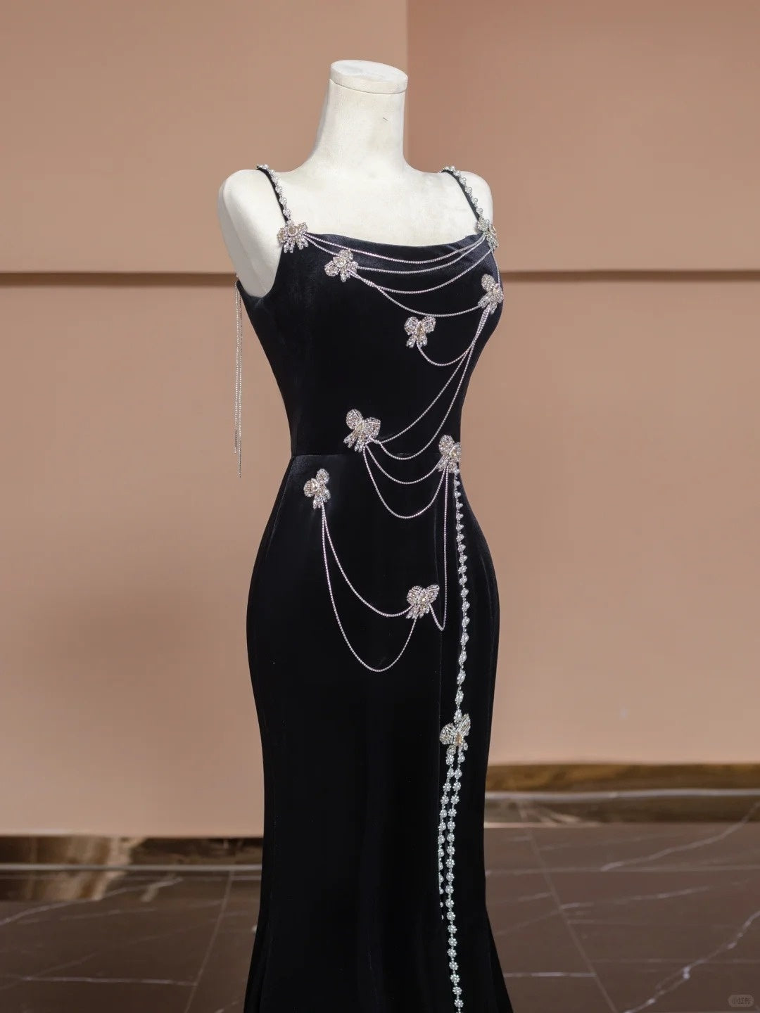 Schwarzes, langes, mit Perlen besetztes Ballkleid aus Schmetterlingssamt, NV5077
