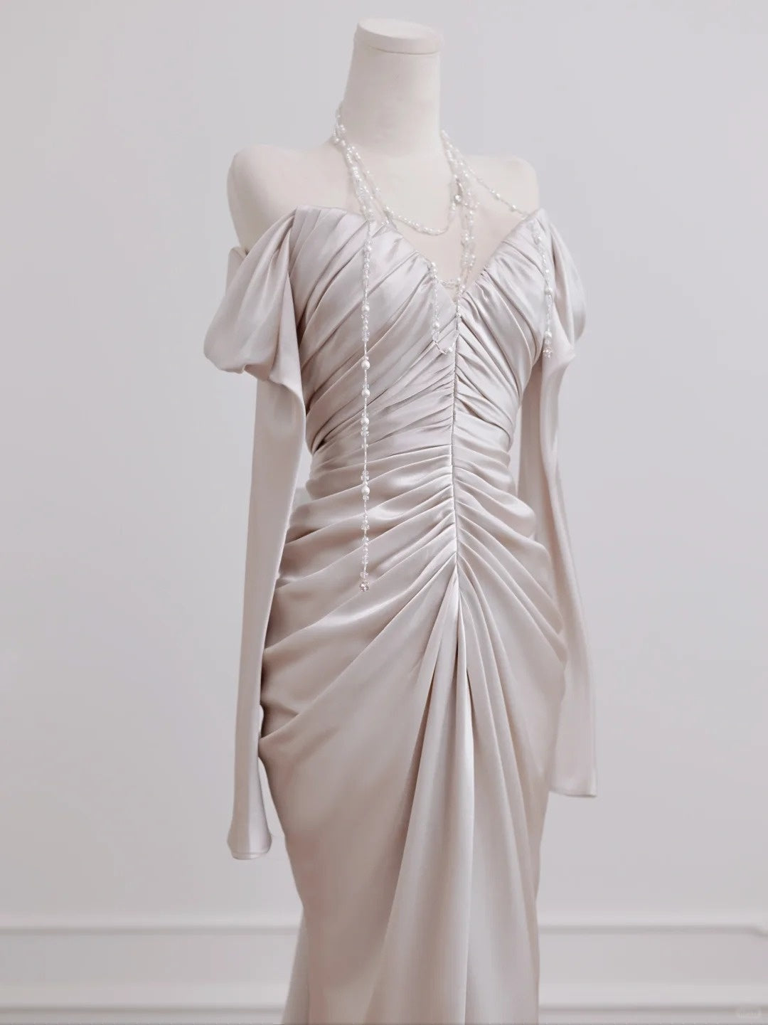 Champagnerweißes, modisches und elegantes Meerjungfrau-Kleid mit langen Ärmeln und langem Satin-Abschlussballkleid, Abendkleid NV4971