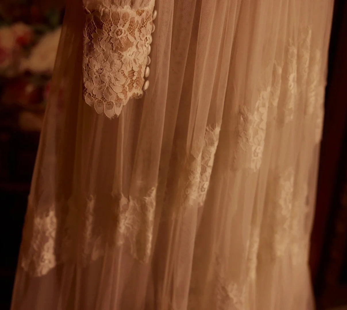 Elegantes, langes Brautkleid aus Tüll im Vintage-Stil mit exquisiter Spitze. NV6541