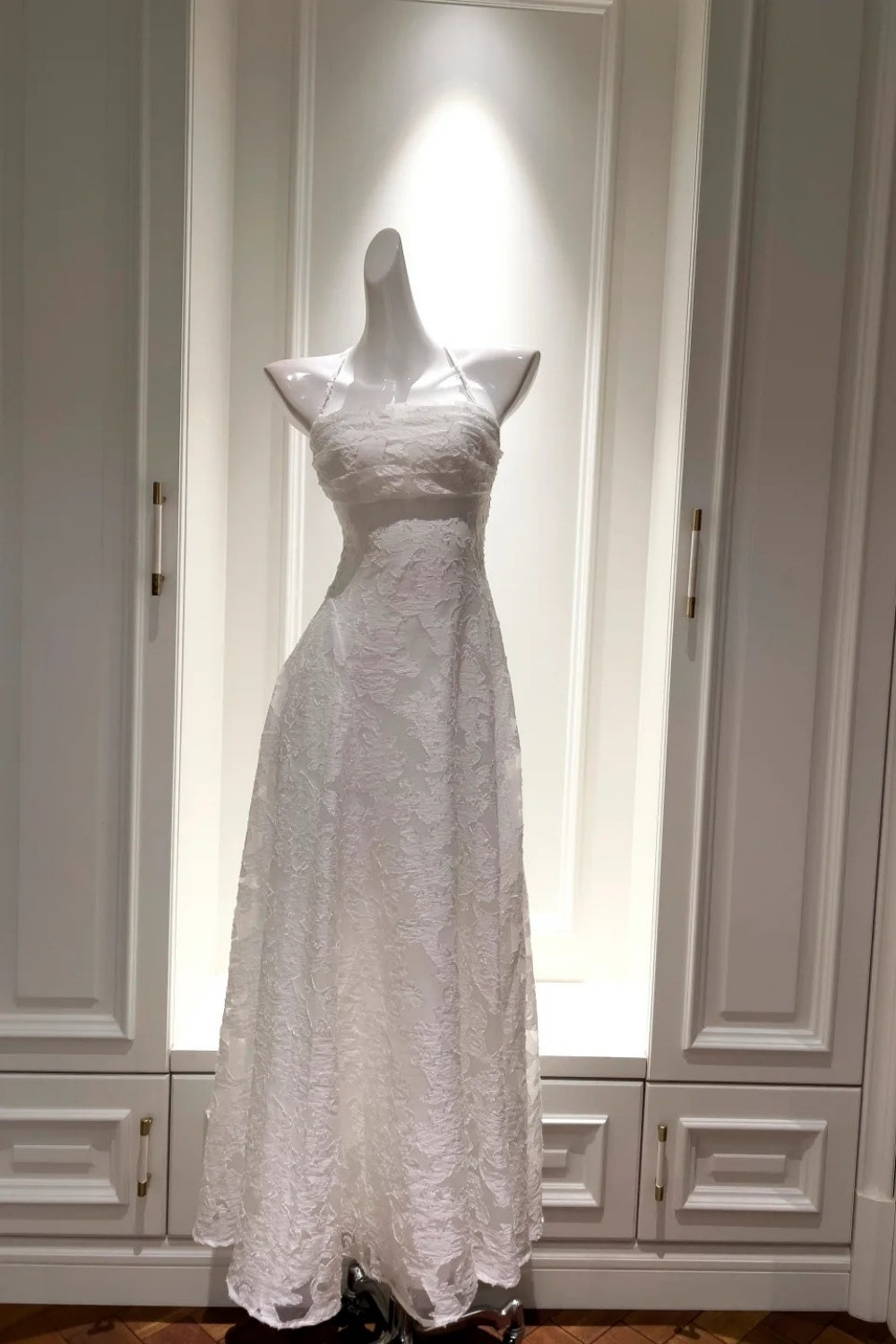 NiceVestidos-_W Weißes langes Spitzenkleid mit Spaghettiträgern NV5936