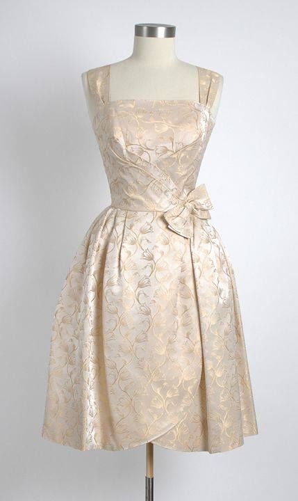NiceVestidos - Kurzes Satin-Heimkehrkleid mit blassrosa Blumenmuster, nv5568