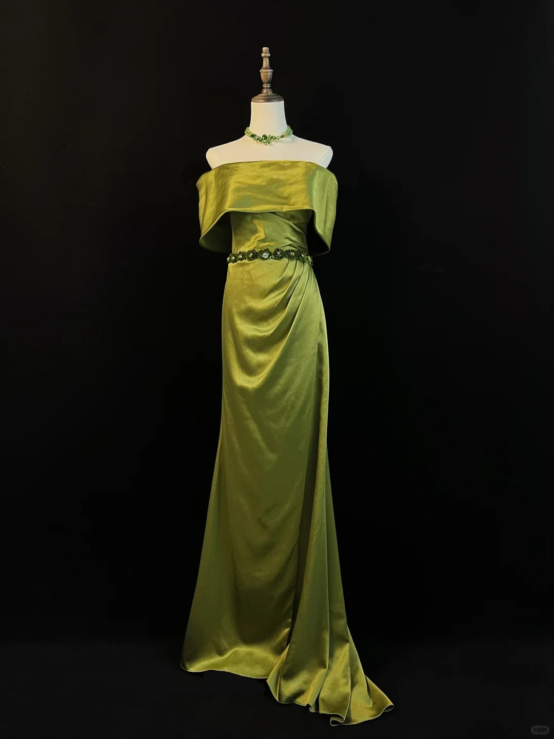 Robe de soirée longue en satin vert olive nv4790