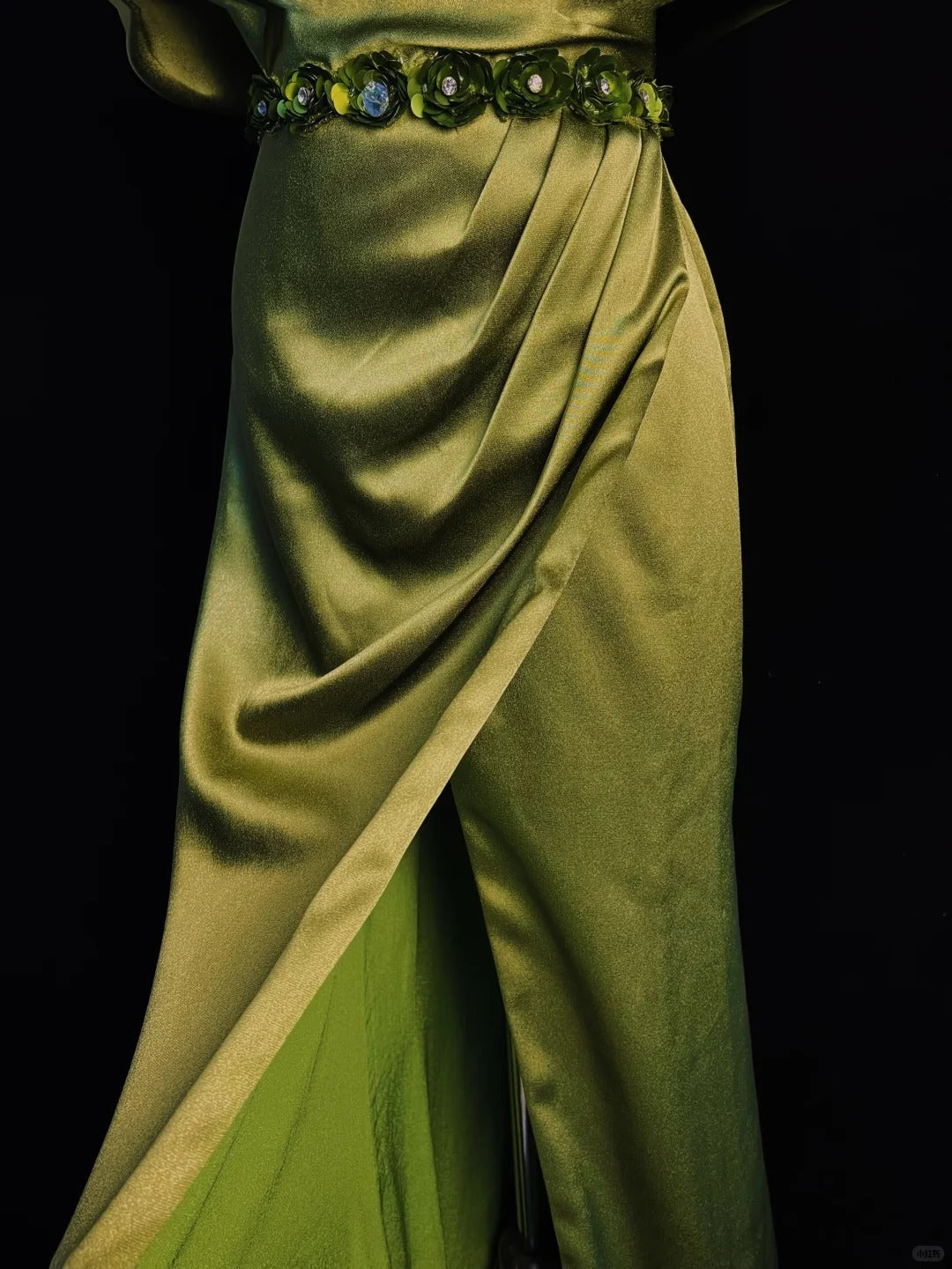 Robe de soirée longue en satin vert olive nv4790