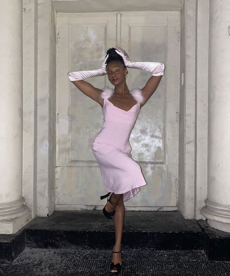 Robe de soirée mi-longue en satin rose à bretelles en fourrure nv3119