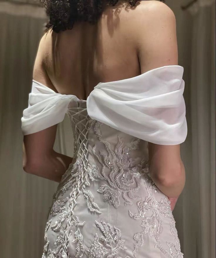 Wunderschönes weißes schulterfreies langes Ballkleid mit Perlenapplikationen nv1811
