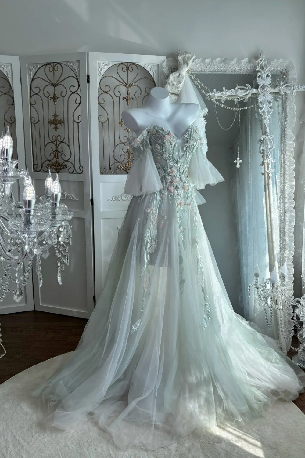 Robe de soirée longue en mousseline de soie à motif floral délicat et féerique NV6604