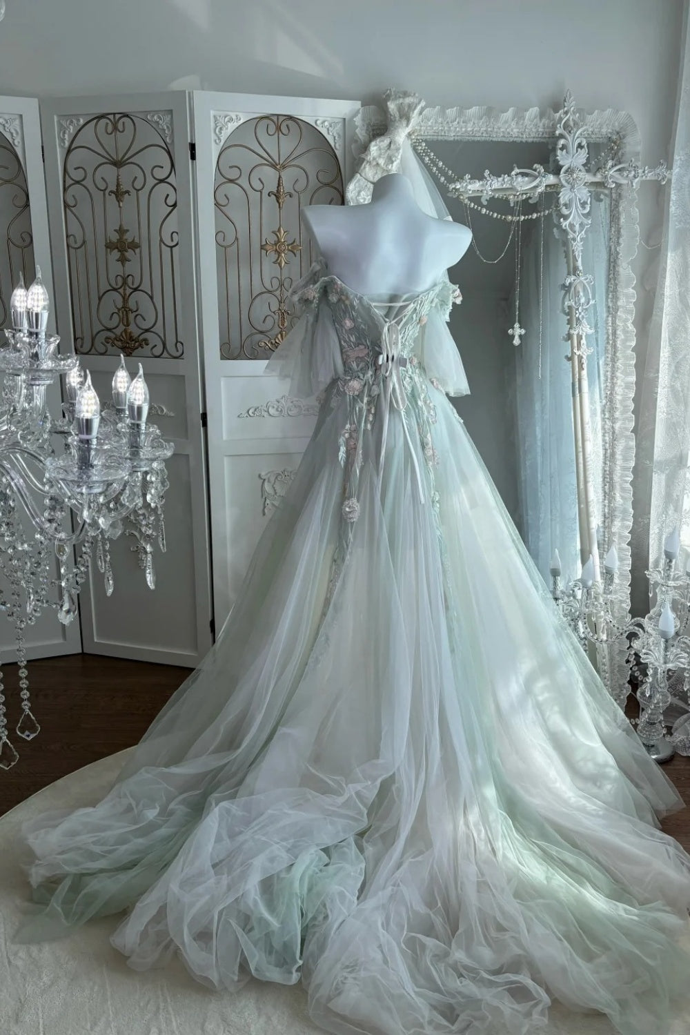 Robe de soirée longue en mousseline de soie à motif floral délicat et féerique NV6604