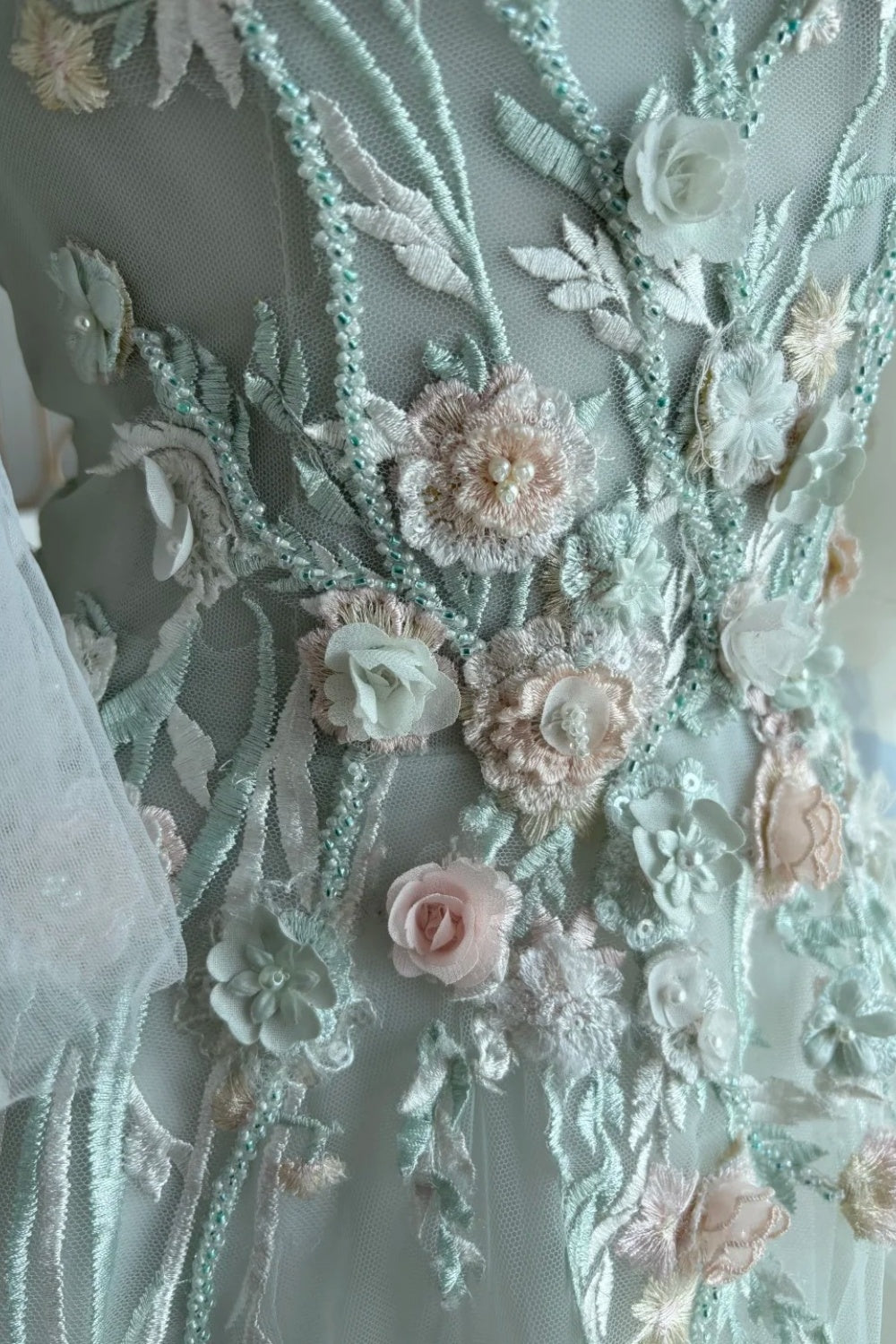 Robe de soirée longue en mousseline de soie à motif floral délicat et féerique NV6604