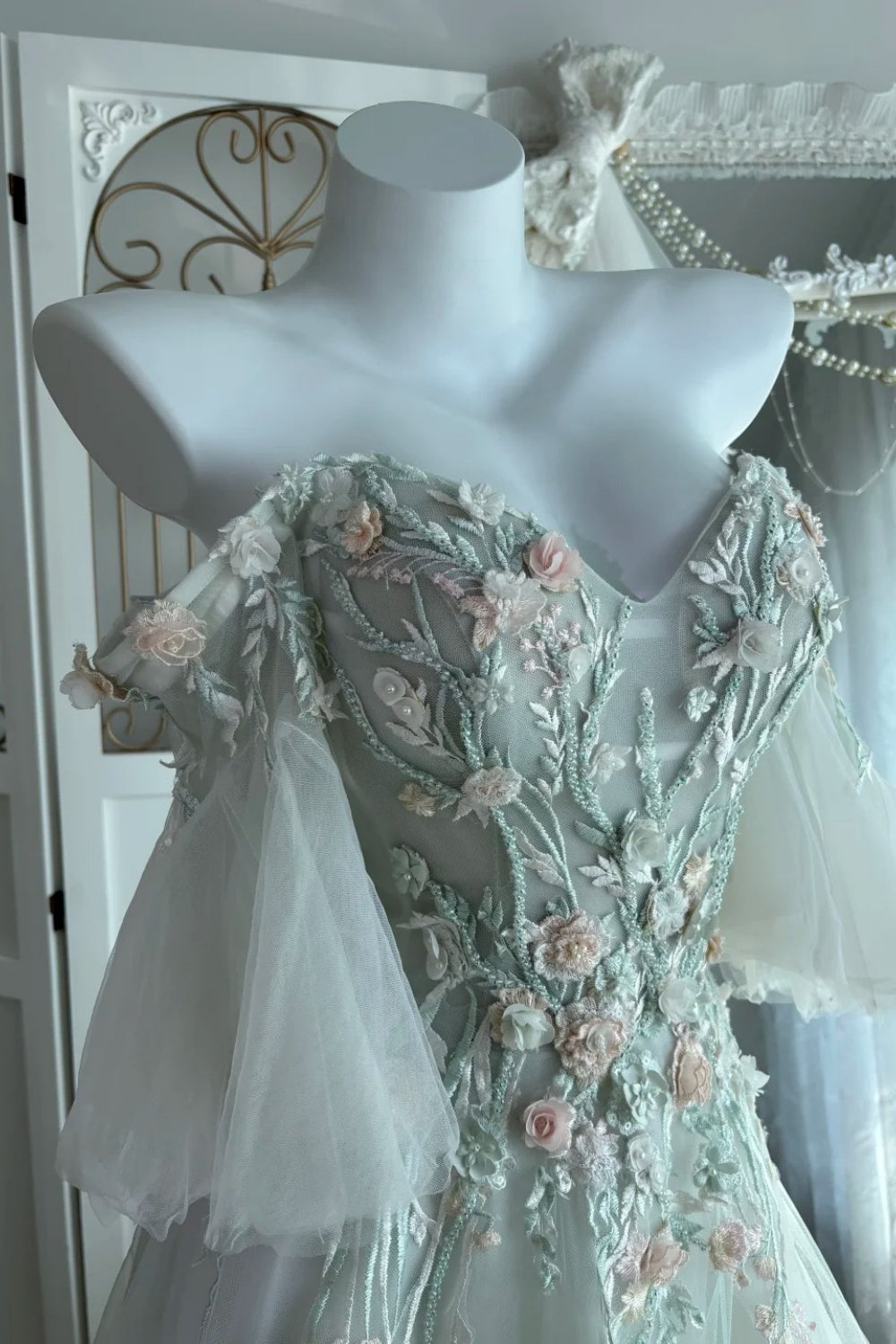 Robe de soirée longue en mousseline de soie à motif floral délicat et féerique NV6604