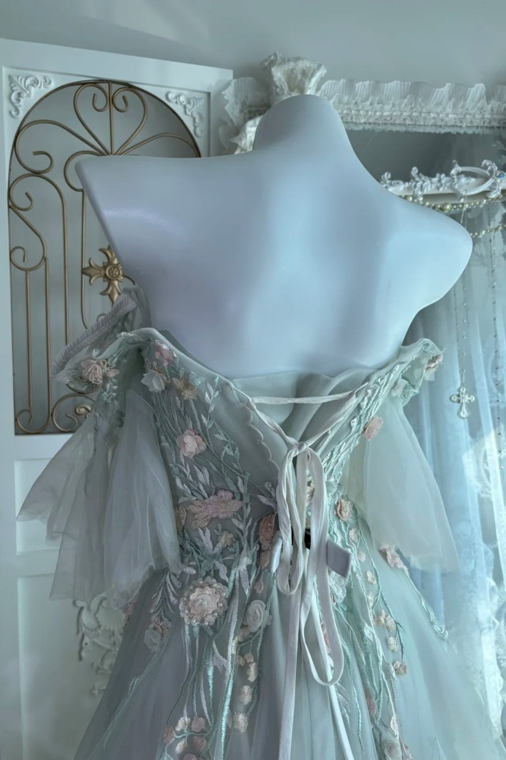 Robe de soirée longue en mousseline de soie à motif floral délicat et féerique NV6604