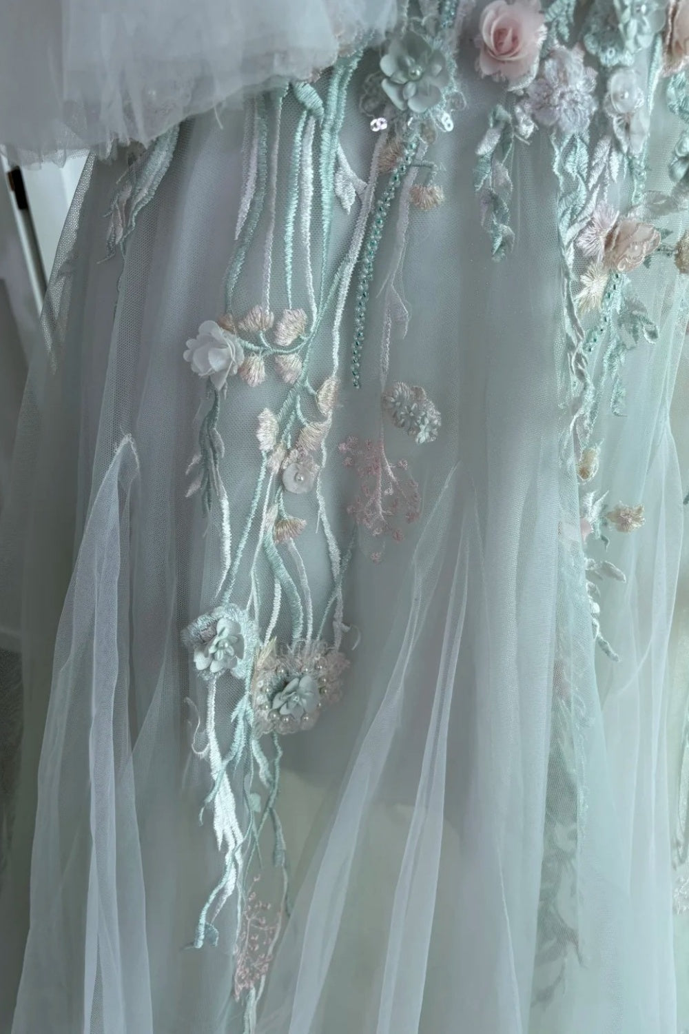 Robe de soirée longue en mousseline de soie à motif floral délicat et féerique NV6604