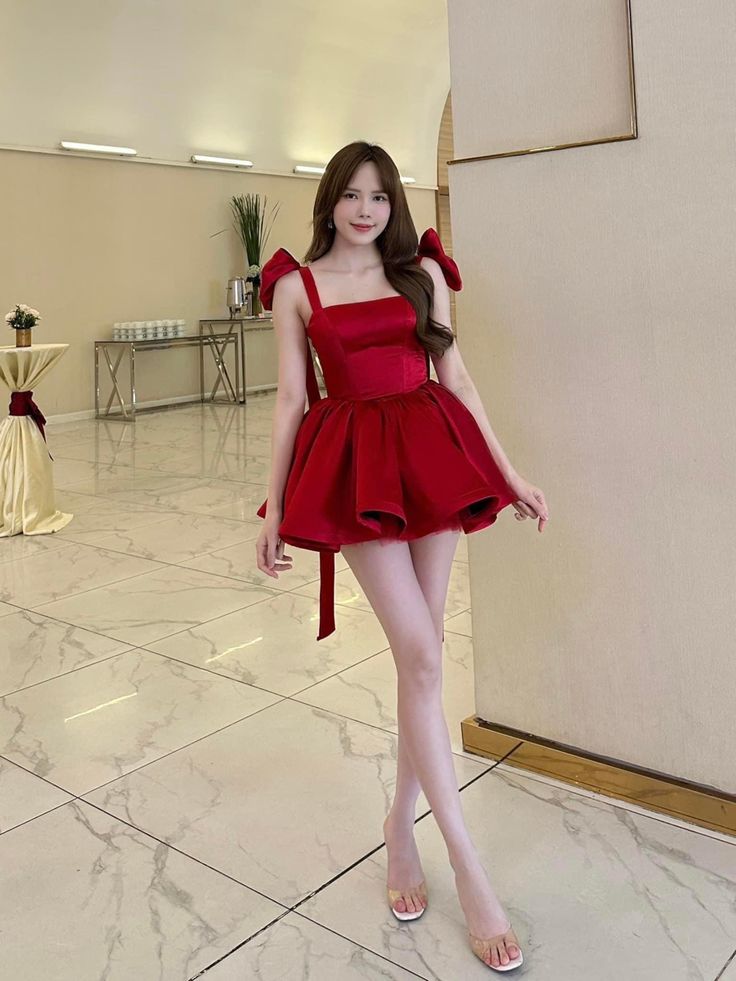 Robe de soirée courte en satin bordeaux avec bretelles et nœud papillon pour anniversaire/fête nv3081