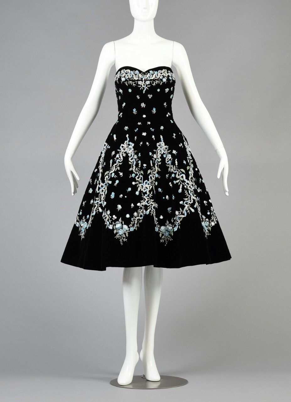 NiceVestidos - Schwarzes, geblümtes Satin-Kurzes formelles Heimkehrkleid Hoco Gown nv5502