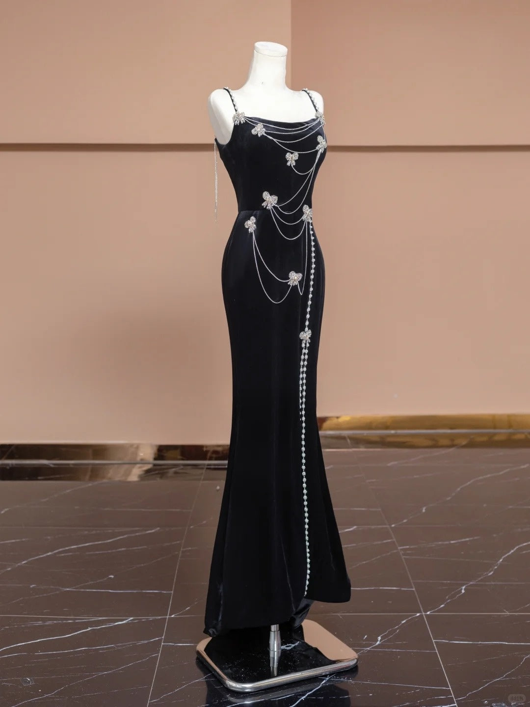 Schwarzes, langes, mit Perlen besetztes Ballkleid aus Schmetterlingssamt, NV5077