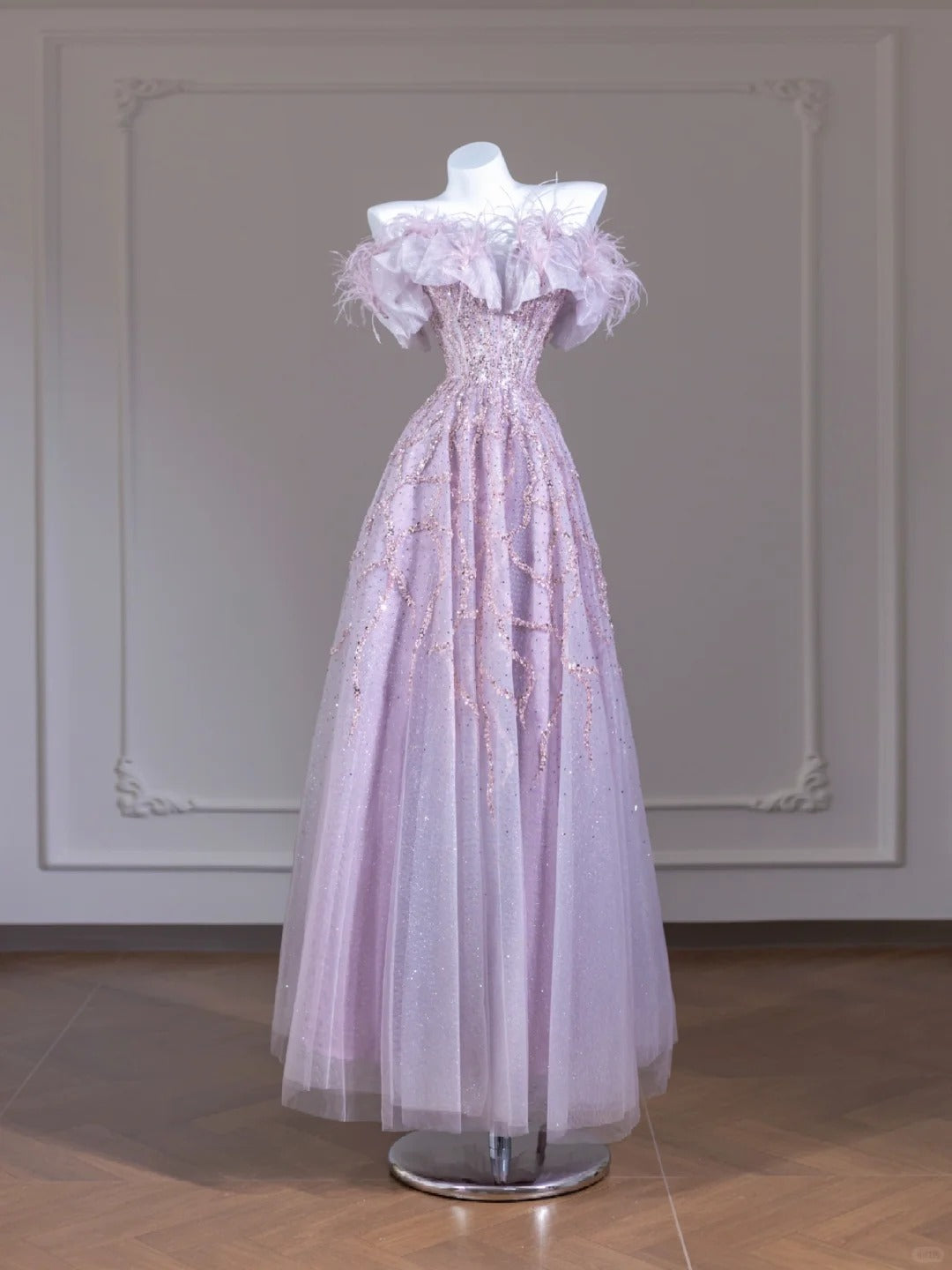 Lila funkelndes langes Ballkleid mit Perlen und Federn, nv4968