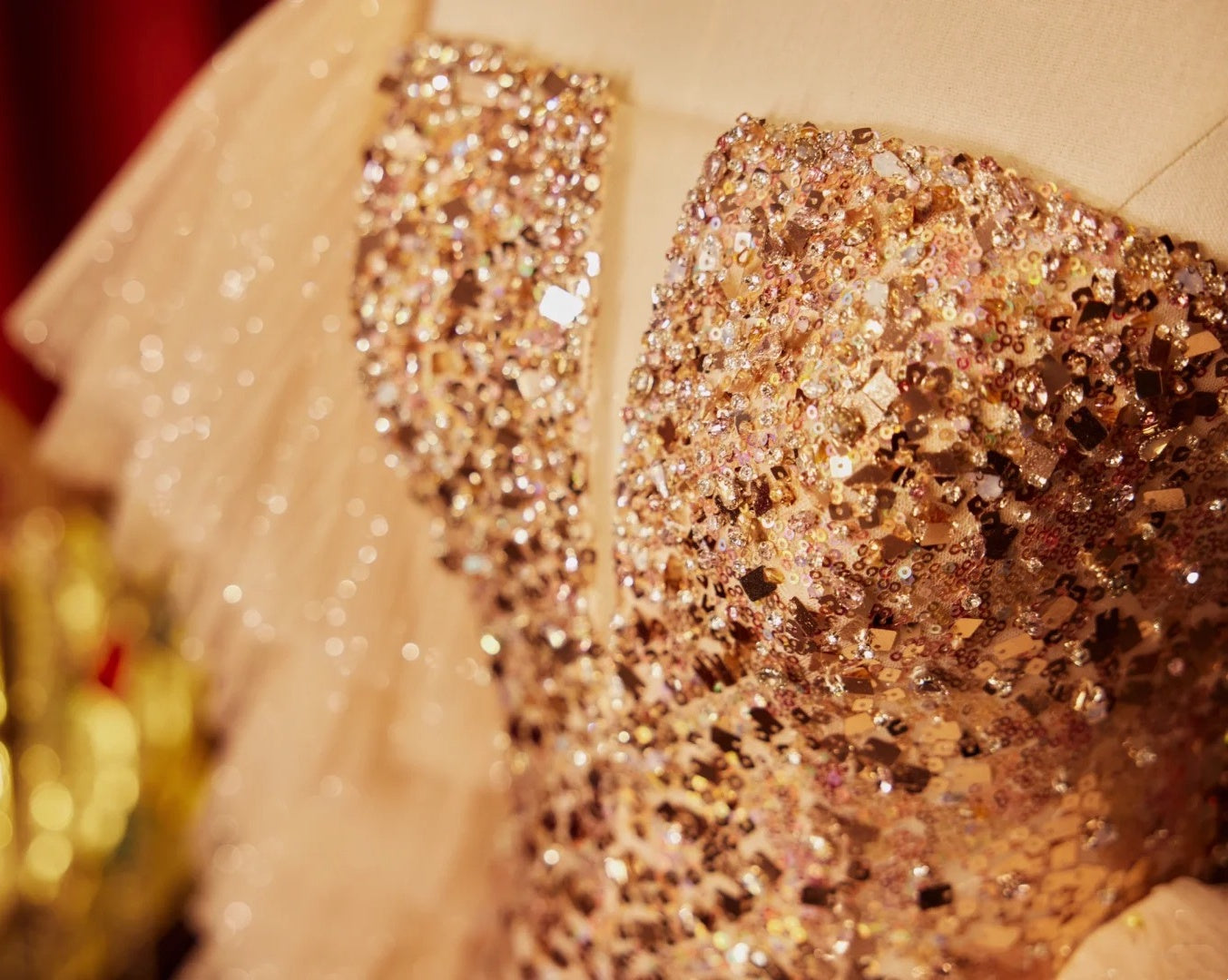Luxuriöses, prachtvolles und exquisites langes formelles Goldkleid NV6538