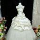 NiceVestidos – Vintage-Brautkleid im Court-Stil aus cremefarbenem Satin mit Strassverzierungen, großer Schleife und gestuftem Tüll (NV5914)
