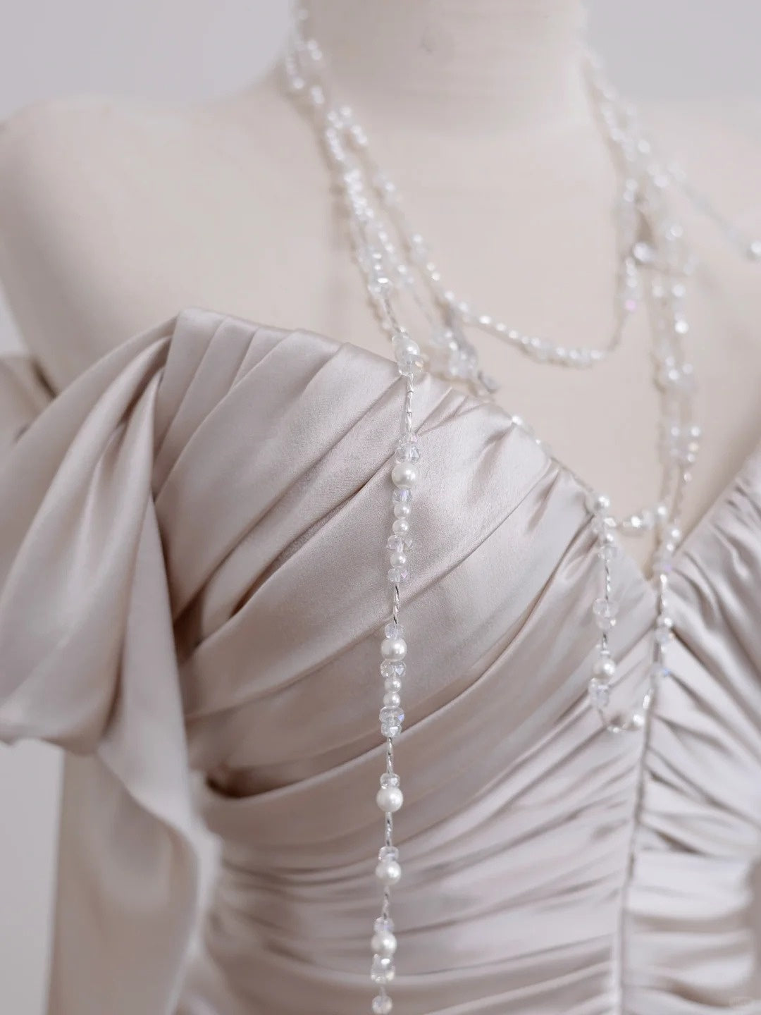 Champagnerweißes, modisches und elegantes Meerjungfrau-Kleid mit langen Ärmeln und langem Satin-Abschlussballkleid, Abendkleid NV4971