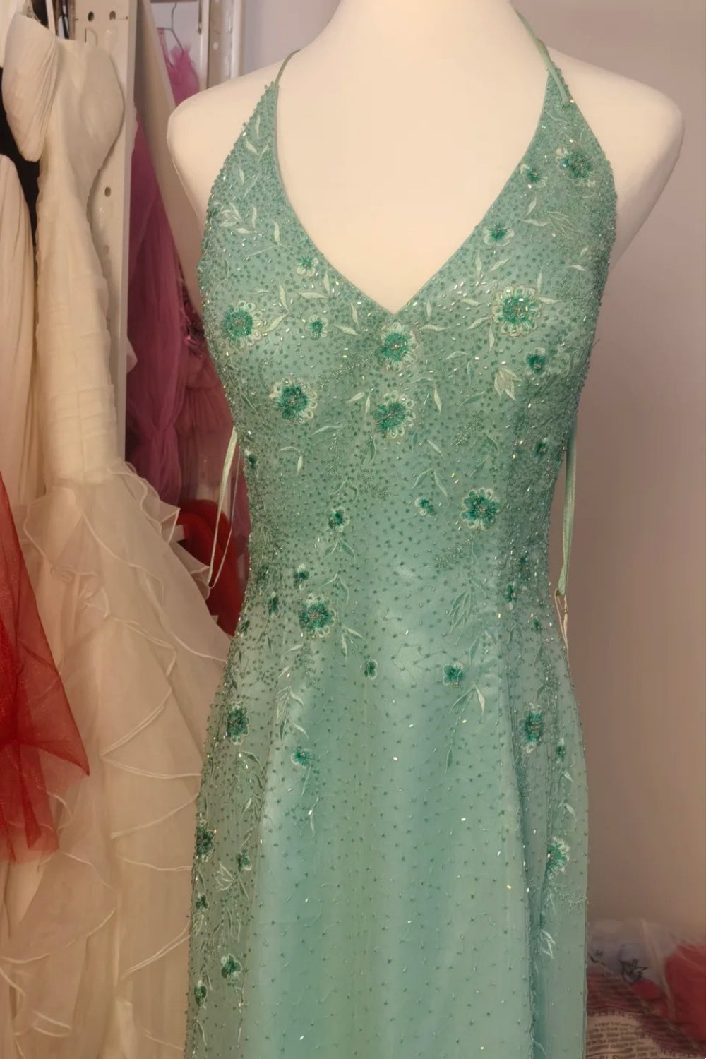 NiceVestidos – Hellmoosgrünes, besticktes Organza-Neckholder-Kleid, ärmellos, bodenlang, Bankettkleid NV5825