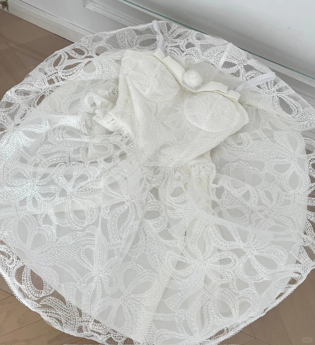 Robe de soirée courte en dentelle blanche et noire nv4383