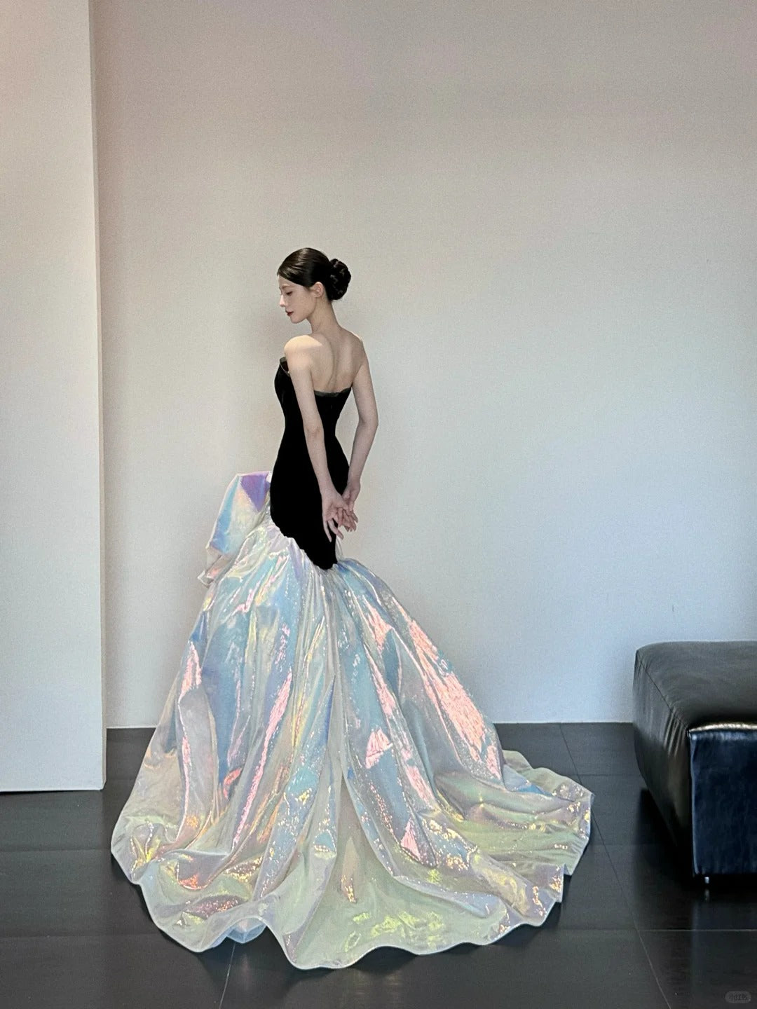 Schwarzes, glänzendes, wunderschönes, elegantes, langes, bodenlanges Ballkleid-Abendkleid aus Satin im Meerjungfrau-Stil, NV4055