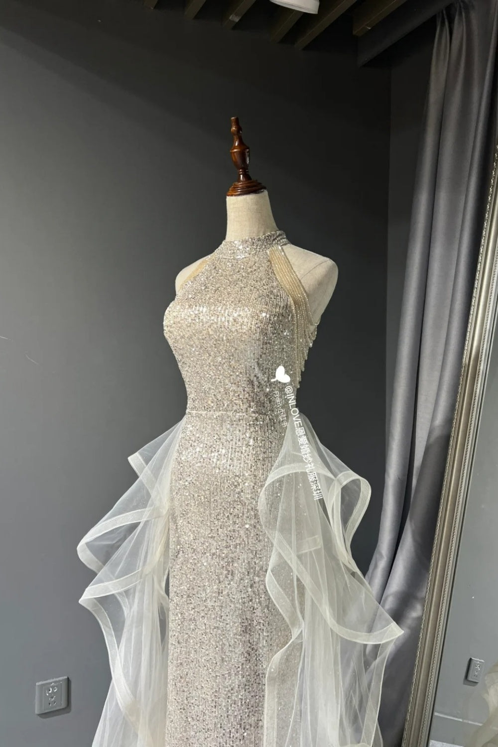 Glänzendes langes Tüll-Ballkleid NV6628