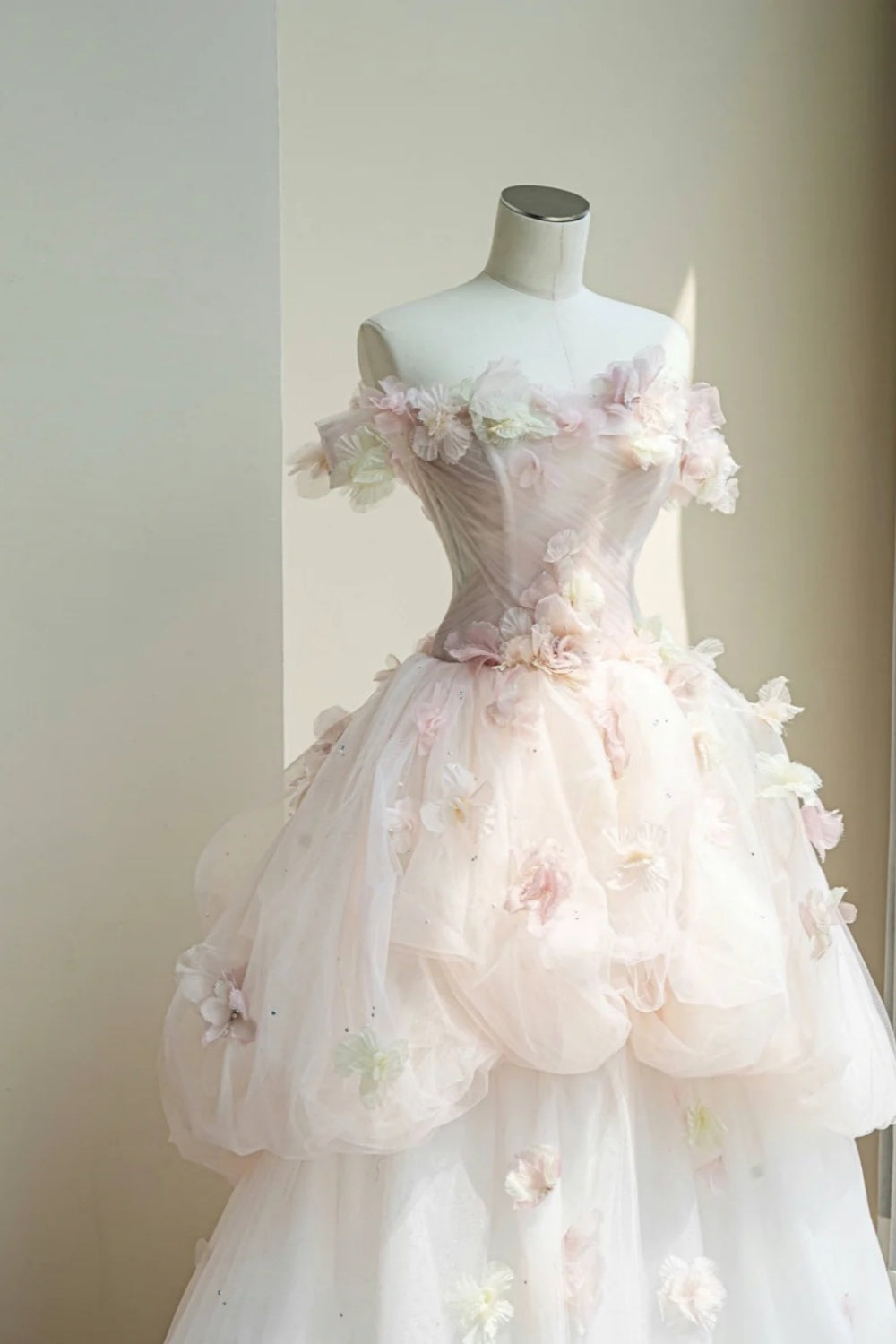 NiceVestidos - Style féerique floral : Robe de mariée rose et blanche en tulle clouté à fleurs 3D, épaules dénudées, longueur au sol, NV5815