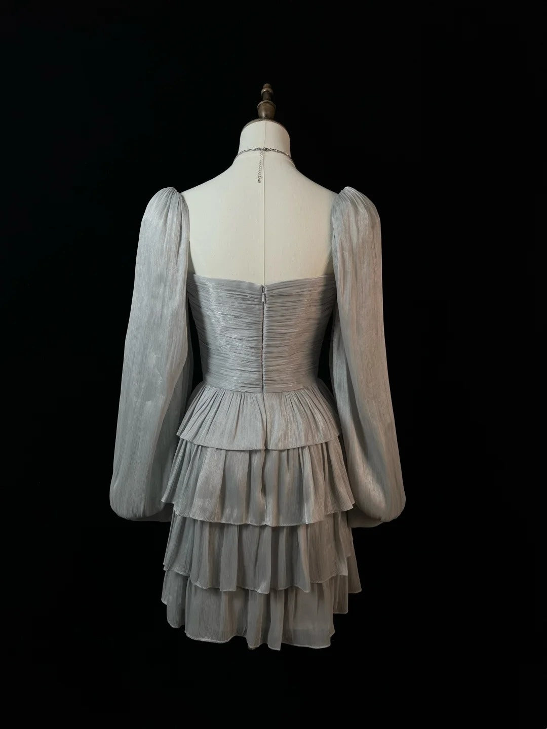 Silbernes, funkelndes, kurzes Satin-Heimkehrkleid mit Rüschen, Geburtstagskleid nv4498