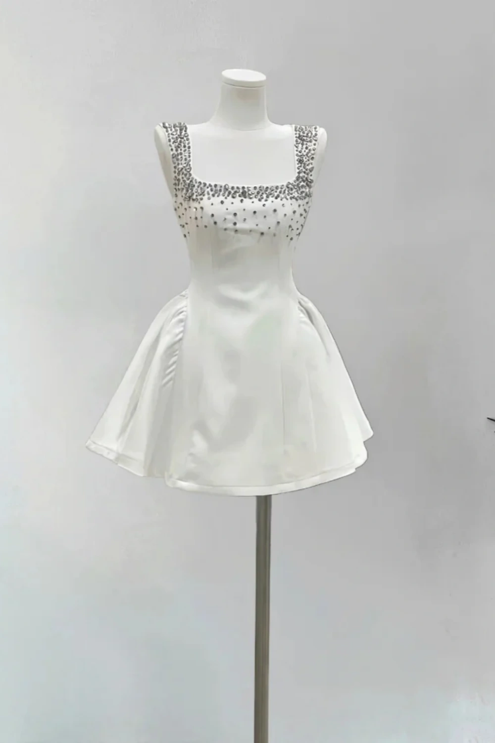 Robe de soirée courte en satin noir et blanc à perles, tenue de fête d'anniversaire nv5262