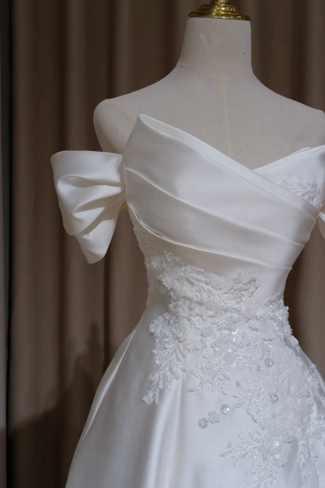 NiceVestidos – Elegantes langes Ballkleid mit zarter weißer Perlenstickerei, Abendkleid NV5992