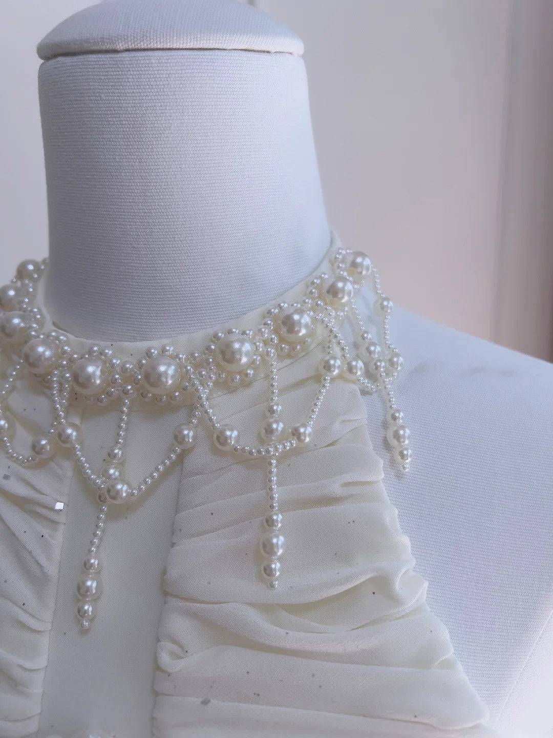 NiceVestidos - Robe longue blanche délicatement perlée, robe de bal de fin d'année NV5943
