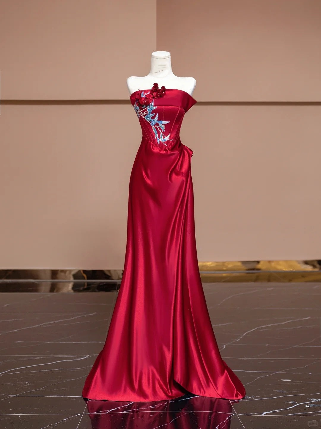Rotes, perlenbesetztes, langes, bodenlanges Ballkleid aus Satin, nv5050