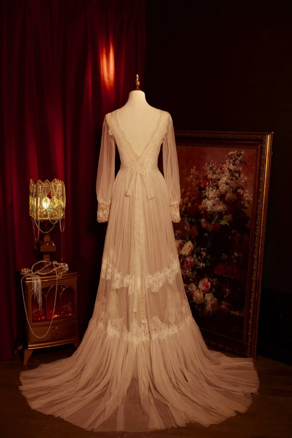 Elegantes, langes Brautkleid aus Tüll im Vintage-Stil mit exquisiter Spitze. NV6541