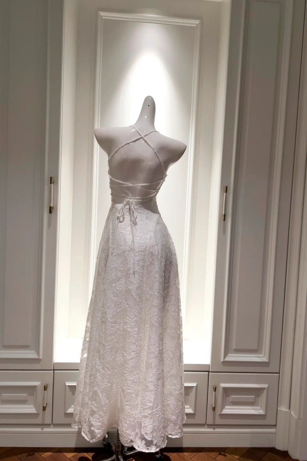 NiceVestidos-_W Weißes langes Spitzenkleid mit Spaghettiträgern NV5936