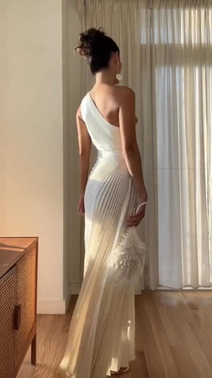 Weißes, modisches One-Shoulder-Plissee-Satinkleid mit asymmetrischem Saum, schickes, langes Ballkleid, Abendkleid, Partykleid, nv1850