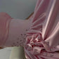 NiceVestidos – Robe longue de soirée en satin rose poudré, sans bretelles, ornée de fleurs en 3D et fendue sur le côté, idéale pour les bals et les soirées de gala (NV5887)