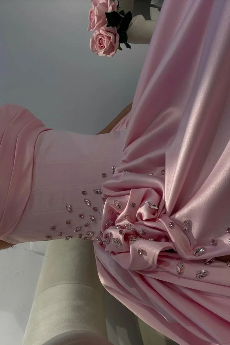 NiceVestidos – Robe longue de soirée en satin rose poudré, sans bretelles, ornée de fleurs en 3D et fendue sur le côté, idéale pour les bals et les soirées de gala (NV5887)