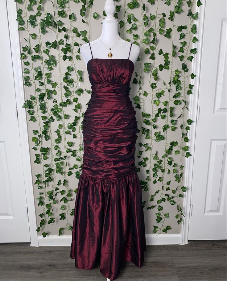 Burgunderrotes, elegantes, langes Satin-Ballkleid mit Spaghettiträgern im Retro-Stil, Partykleid, Abendkleid nv3632