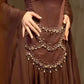 NiceVestidos – Luxuriöses, dunkelbraunes Satin-Chiffon-Kleid mit gespleißtem, quadratischem Ausschnitt, Perlenbesatz, ausgestellten Ärmeln und bodenlanger Länge, NV5755