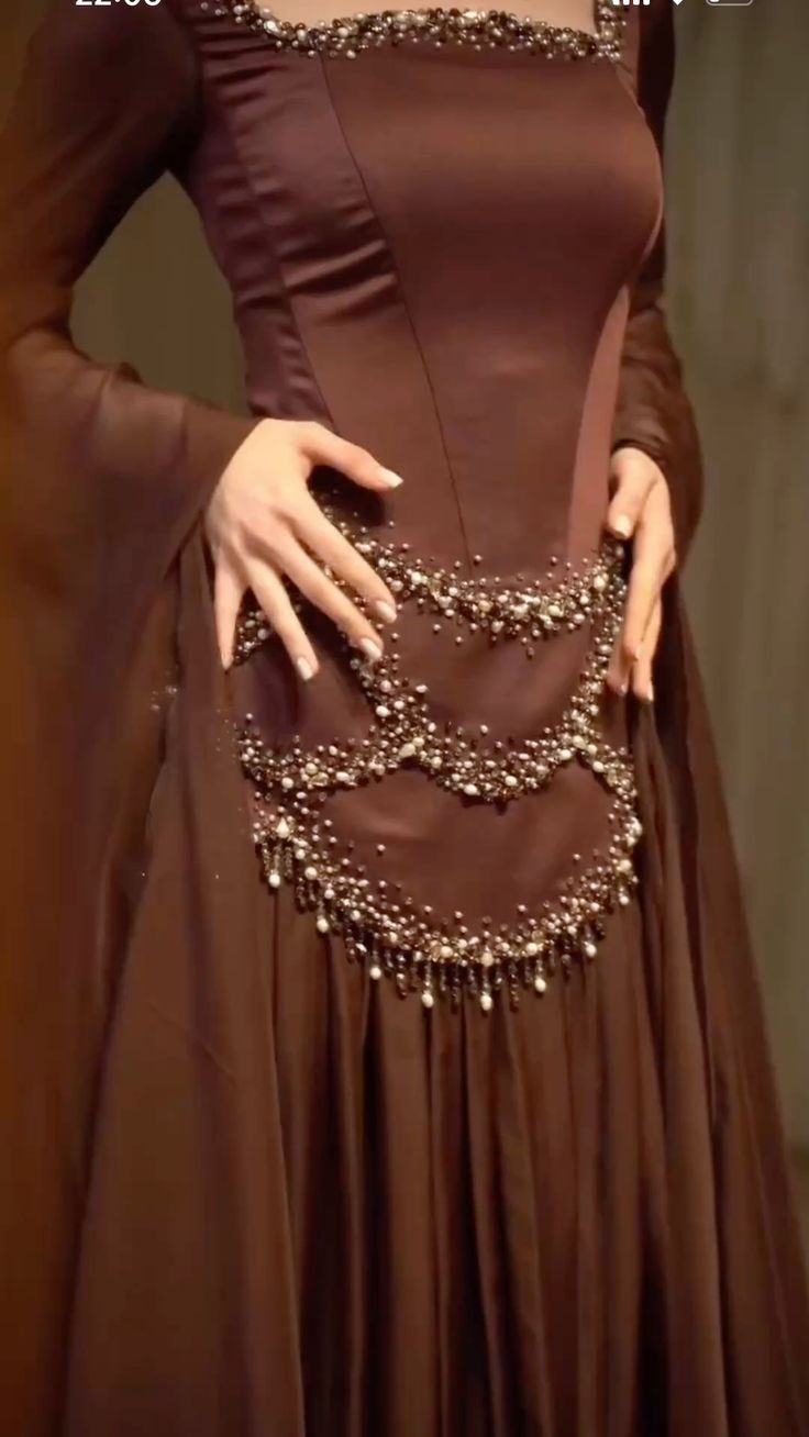 NiceVestidos – Luxuriöses, dunkelbraunes Satin-Chiffon-Kleid mit gespleißtem, quadratischem Ausschnitt, Perlenbesatz, ausgestellten Ärmeln und bodenlanger Länge, NV5755